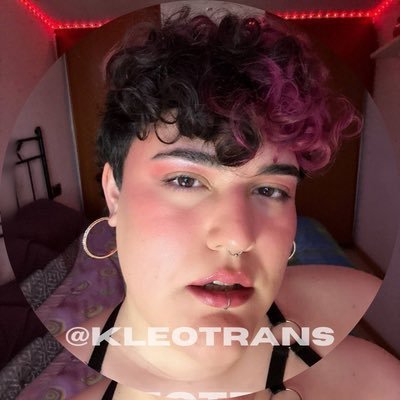 It’s Kleo, a dangerous and kinky trans pink haired! | Soy Kleo, una trans peli(g)rosa y fetichista! | trabxjadora sexuxl online y presencial