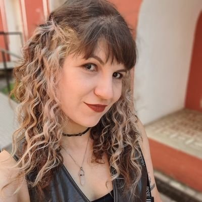 A bruxa é acima de tudo uma mulher livre. Historiadora e Taróloga.