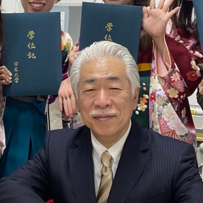 放送作家から転職して、日大芸術学部放送学科教授。企画演習、番組企画構成演習Ⅱ、放送表現と人権Ⅰ・Ⅱ等の科目を担当。twitterでは、日々の「話のタネ」をネタに、能天気に呟いてます。あ、放送学科の受験生の方はフォロバしかねます。入試で依怙贔屓しないためです。ごめんね。 岩手県大船渡市出身。盛岡一高、日芸卒