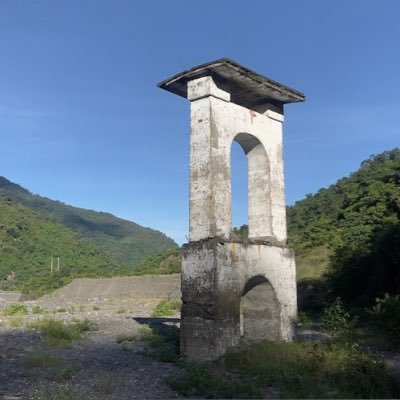 男兒不展凌雲志 空負天生八尺軀