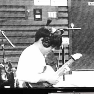 zi_end_of_youth's profile picture. Foursidewalks @4sidewalks で色々悩みながらギターを弾いてますな