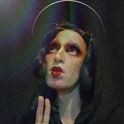 drag queen gótica tropical não binárie, bióloga, vaga e verborrágica / enby tropical gothic drag queen, biologist, I have a twitch channel (ela/elu she/they)