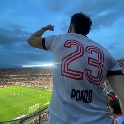 Hincha de River. Programador de videojuegos. Cocinero amateur