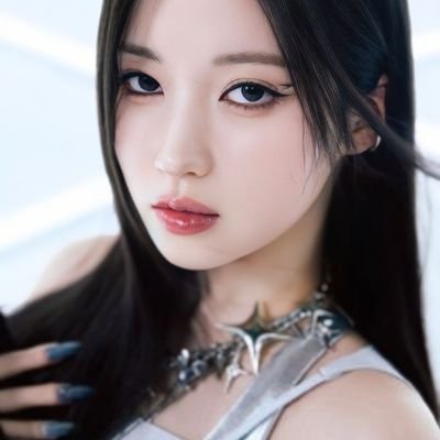 ·˚✎ ⋆⋆ ❲ 𝐔𝐍𝐑𝐄𝐀𝐋 ╱ 2006 ❳ #다니엘 —
The beautiful goddess known as 𝑬𝒏𝒂𝒎𝒊 𝑨𝒔𝒂, She is a singer whose visuals can blow your mind ᡴꪫ