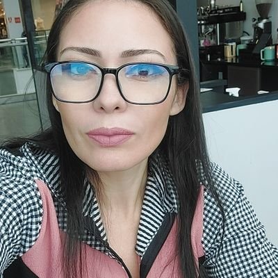Sou a controvérsia em carne, osso, pensamentos e gordurinhas localizadas.
Santa/Profana