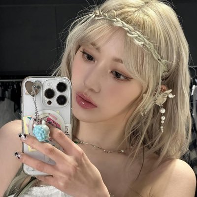 wildflovr's profile picture. this is a writing account, ain't no writing inside