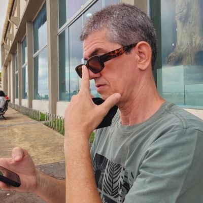 Fã de Rock'In'Roll e admirador da tecnologia. Gosto de ler.
Falo o que quero e não dispenso uma xícara de café. Ah, gosto de chá também.