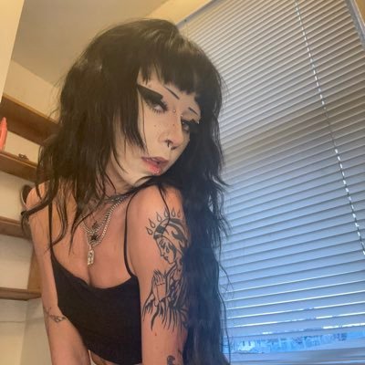 24 goth girl 💋 good girl & Bad girl trying to be your internet gf 🕷️ ♥️ LAST ACCOUNT DELETED AT 6k