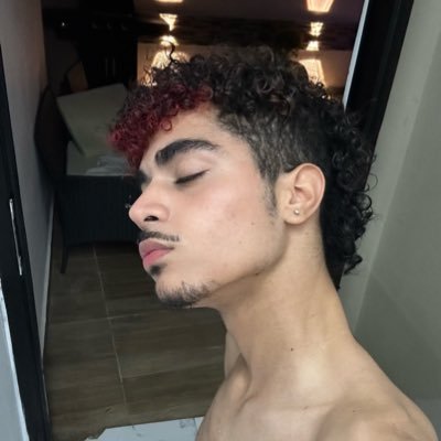 i'm not gay i just like men 🇩🇴 | ♌︎ 19yo シ︎ 👾