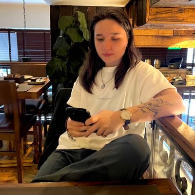 Se gostam de vinho, motas e poesia, sejam meus amigos • IG: gloria_matos