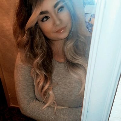 C270994's profile picture. 30. Awkward af.