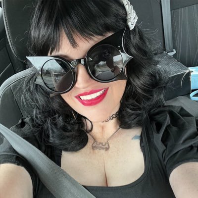 🦇🦇I love to have fun.... gothic artist/photographer pinup & gothabilly horror lover Oddities collector and lover of all things macabre 🥀⚰️🖤 💋 Midwest