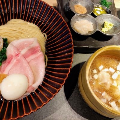 ラーメン依存症Ⅱ度(自称)。2018年200杯2019年372杯2020年264杯2021年279杯2022年253杯2023年163杯。IT屋さん(@ITramenman)