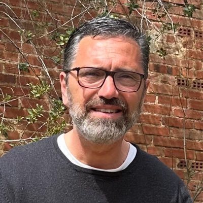 Professor d’Humanitats @profe_pastor “Qui s'atreveix a ensenyar mai no ha de deixar d'aprendre.”