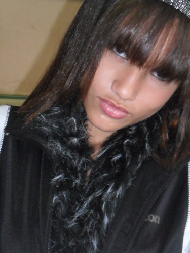 tenho 14 anos sou extrovertida, sincera,chorona,loca,adoro sai e zua com as minhas FDK's sou santista de coração e aquariana de nascença e estou solteira.haha