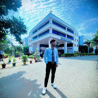 DavRavikumar's profile picture. Future With Al 🧑‍💻 | Ai Enthusiasm 🤖 | Al & Tech Content Creator 🚀 | Sharing Latest Al Tools 💯 | 10k follower on LinkedIn |  
 https://t.co/KeaKO404in