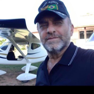 advogado, cristão, de direita, armamentista, bolsonarista, piloto de aeronave, atirador desportista.