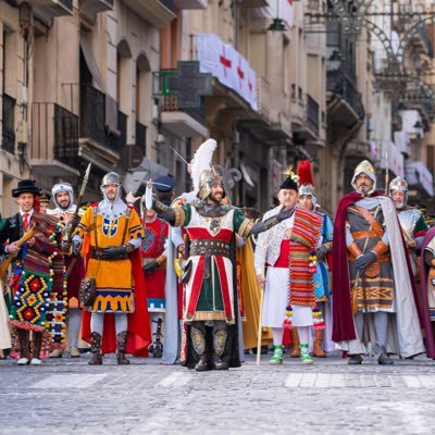 L’Associació de Sant Jordi es la entidad responsable de la organización de la Fiesta de Moros y Cristianos de Alcoy. De interés turístico internacional y BIC.
