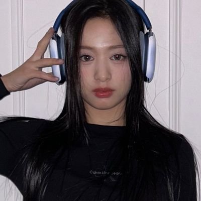 — falling in love with ahyeon since day #1 🎧 🌷