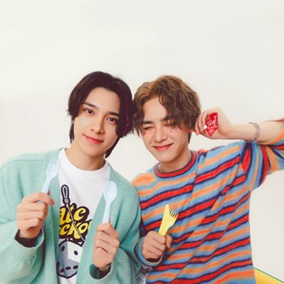 for WayV #KUN🐻 and #HENDERY🦄 | @kunderyfeed