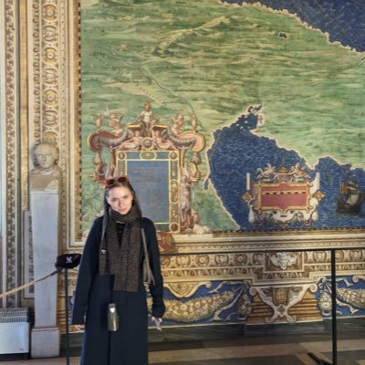 HeatherMc97's profile picture. Pale, spotty and faking cheek bones.