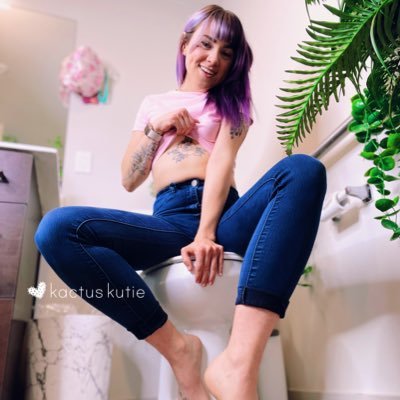 kactus 🌵 pee queen 👑💦 18+🌶 she/her 🌸@kactuskutie🚽@fanslypees📸@kactuskamera 🏆 XBIZ 2024 + AltStar 2025 nominee 🌟 banned on OF