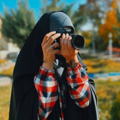 هنوز کوچه به کوچه حکایتِ مردیست ؛که دستِ بستهی او عاشقانه میلرزید🥀