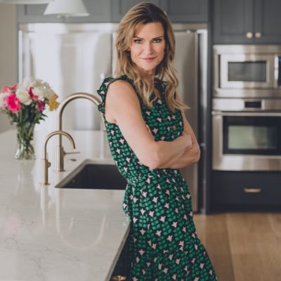 Award winning real estate agent with Edina Realty, a mom of 2, a runner, a yoga addict and a foodie.
