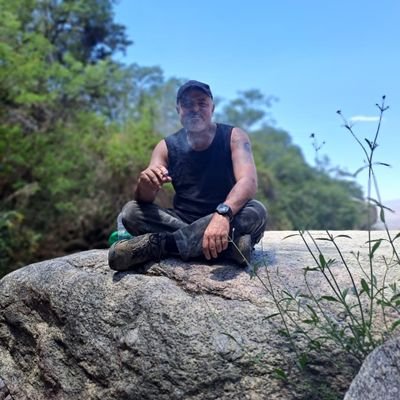 Orgulloso papá de León y Vicky. Abogado. Peronista desde que Néstor bajo los cuadros