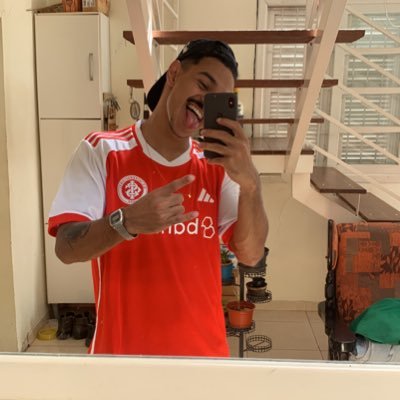 +55 | sou da torcida que canta mais alto e corre os racistas 🇦🇹🦍❣️ | Educação física - UFSM