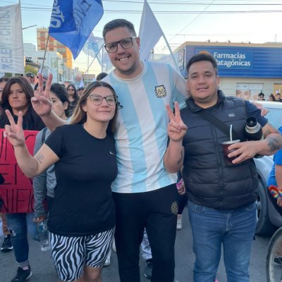 Trelewense. Hincha de San Lorenzo. Militante del campo nacional y popular.