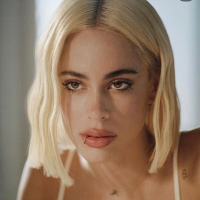Fonte de informações sobre a cantora, compositora, dançarina e atriz argentina, Tini Stoessel.
Siga-nos em outras redes sociais ⬇️