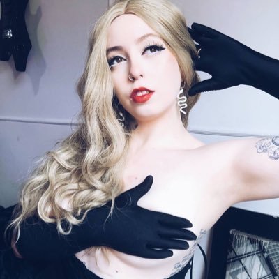 Suicide Girl Official 🦇♉ cosplayer  that communicates by meme