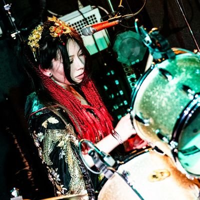 (@sukisukidiesuki )のドラムボーカル。女閻魔大王。絵描きです。Amedia cymbals/LERNI drumstick。