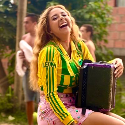 Cantautora y Acordeonera Colombiana 2xLatinGrammyNominee • ¡Nuevo Álbum! “KARMA”