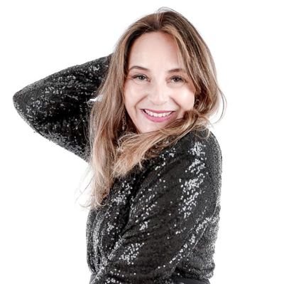 Alessandra Mayer cantora,compositora ,mãe da Maria Fernanda e da Ana Clara.
