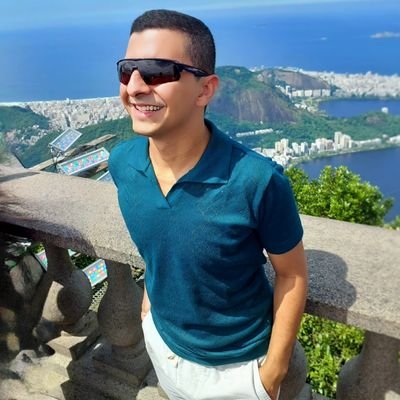 46 anos, advogado por amor, mediciner por dinheiro, concurseiro, antifascista, escorpianjo, travel lover, pai da luna, morto por dentro e viciado em nuget sadia