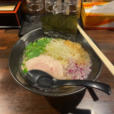 30歳関東住み。童顔。爽やか系？筋トレが日課で旅行やキャンプが好き。ラーメンと焼肉が好き。会話好き。ベットの上ではS。キスとクンニが大好き。