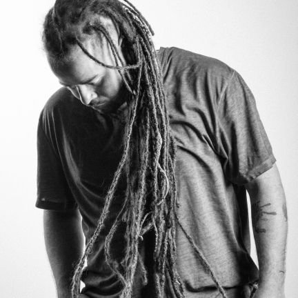 MAG MELL ES UN EXPONENTE DEL GÉNERO REGGAE, FUSIONANDO SU ESTILO CON EL HIP HOP Y EL DANCEHALL, LETRAS INTIMAS Y DE CONTENIDO SOCIAL CON MAS DE 15 AÑOS