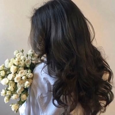 اخلاقك وكلامك الجميل معى الناس وانك تعطي كل واحد جوه يكسبك المحبه وان كانت شخصيتك الداخليه مخالفه تماماً.🙈