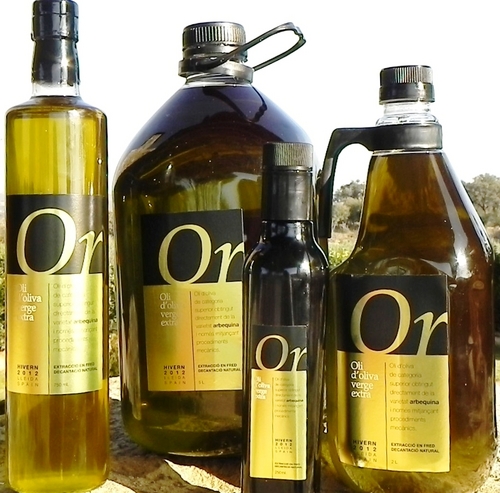 Aceite de oliva virgen extra de categoria superior. Equilibrado, afrutado, dulce, un punto picante, aroma a nueces, almendras y tomate.