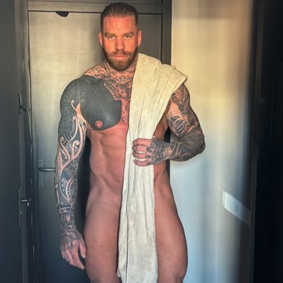 6.6🦾 141kg 310lbs 🦍 us15👟 straight guy from the Netherlands 🇳🇱 always up for something new 😈🔥 check for more here on my linktr ⬇️