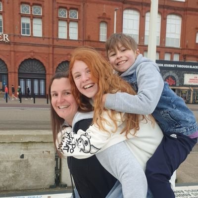 Proud mum and wife 👧🏼🧒🏼 💑 Owned by 3 cats 🐈 Leeds United STH with my kids ⚽️💙💛 2x mad footballers ⚽️🥅
