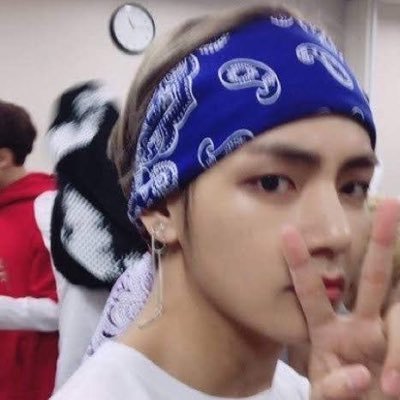 taehyung e eu apagando stories na calada da noite ouvindo Lady Gaga