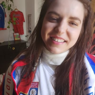 Montréalaise qui supporte un incroyable club #teamOL Parfois je fais des trucs sur Photoshop et y parait que c'est pas moche 🎨 (dm pour collab)