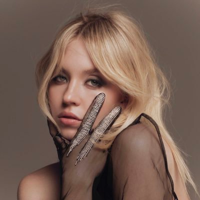 fan account, posting the latest news and updates about emmy nominated actress & producer sydney sweeney