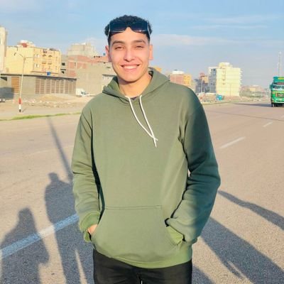 من عُز بقوم ذُل بذلهم ، ومن عُز بالرحمن ظل عزيزاً..🤍