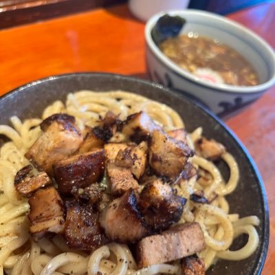 自家製麺えなみのTwitterです。 ☆営業時間☆【昼11:00〜14:50夜18:00〜19:50】 ☆定休日水曜日☆ 不定期に木曜休み有り。 濃厚なスープとコシのある麺でボリュームたっぷり！ラーメン食べたきゃえなみにGO！ 不定期で気ままに更新してます！