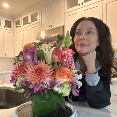 melliepond's profile picture. Faith & Family focused wife, mom, and owner of Whoopi-daisy Floral ❤️