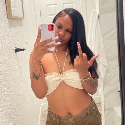 yayawrld's profile picture. 1 of none